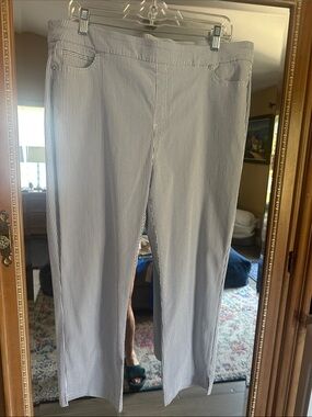Mario Serrani White and Navy Pinstripe Cropped pants.